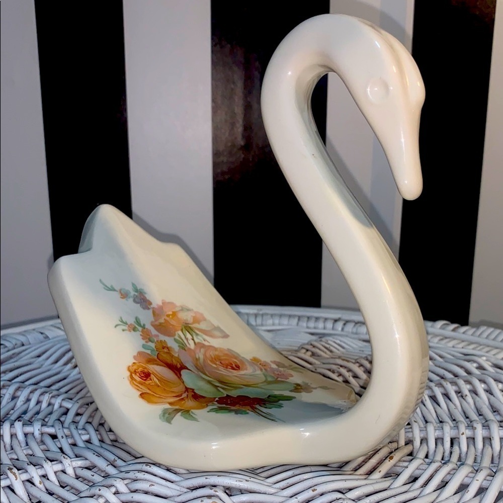 Vintage 1982 80s Retro Swan Figurine with Floral Design Soap Dish / Shelf Decor - Picture 17 of 17